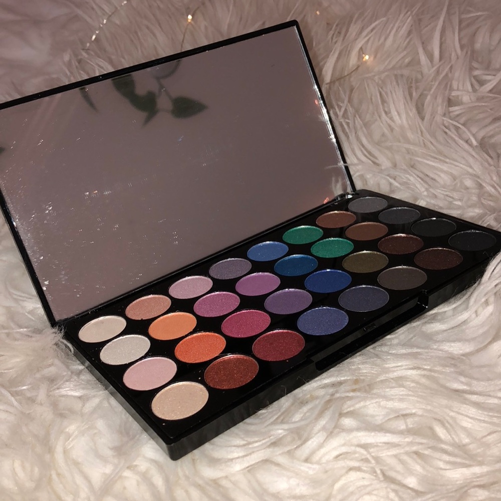 revolution eyeshadow palette BRAND NEW